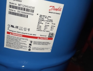 Thay máy nén MT125HU4DVE cho cụm chiller trane